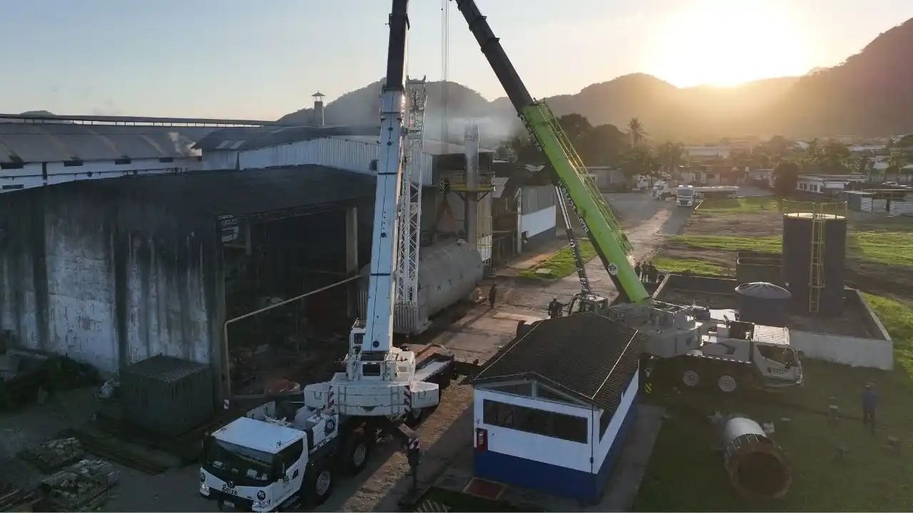 Guindastes 110 ton e 250 ton trabalhando juntos